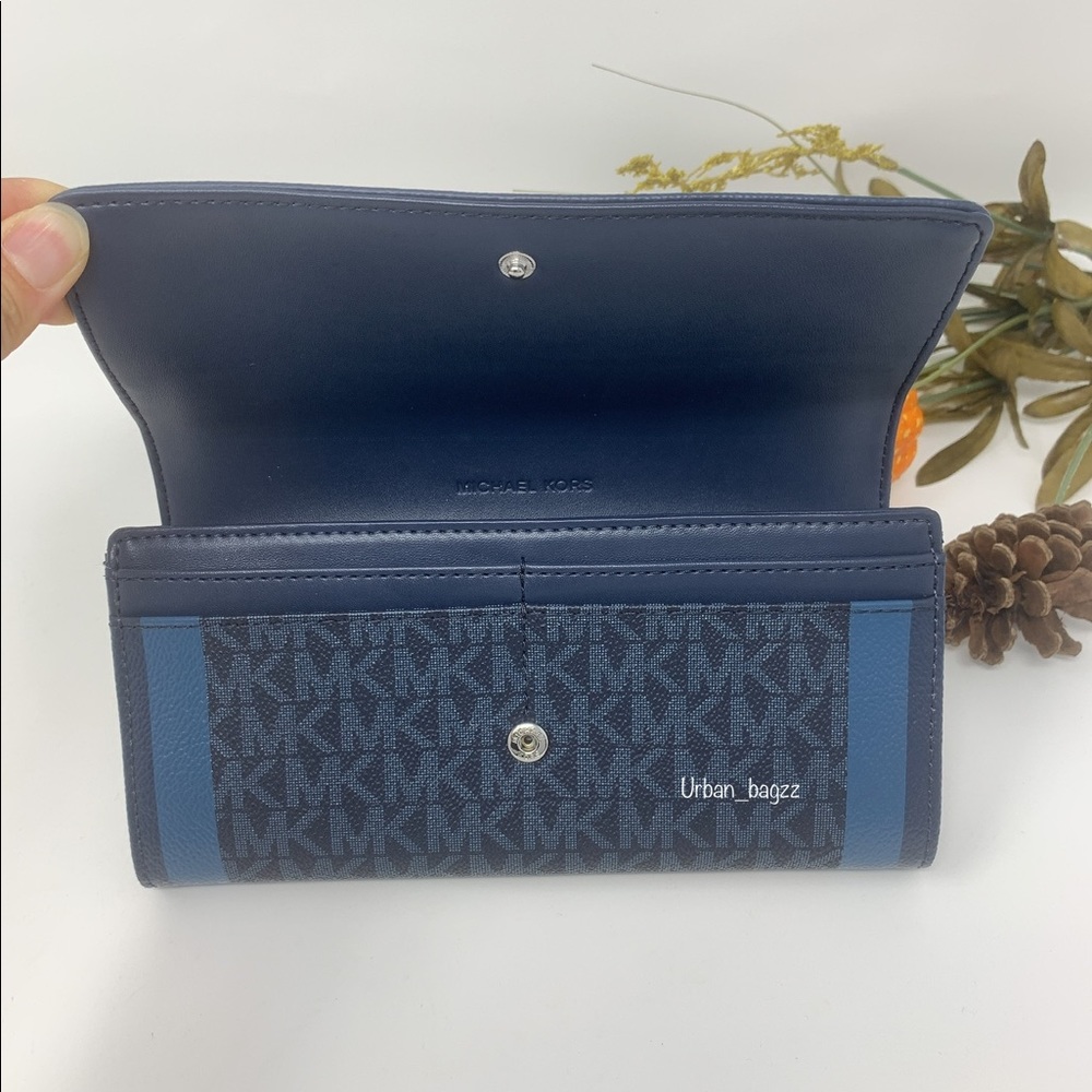 Michael Kors Montgomery Large Carryall Wallet - Picture 5 of 8